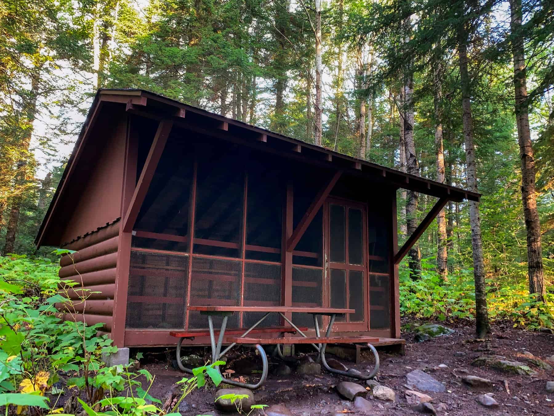 A three-sided camping shelter in the woods at Daisy Farm Campground, Isle Royale National Park. Photo: Tony Webster, CC BY 2.0, via Wikimedia Commons