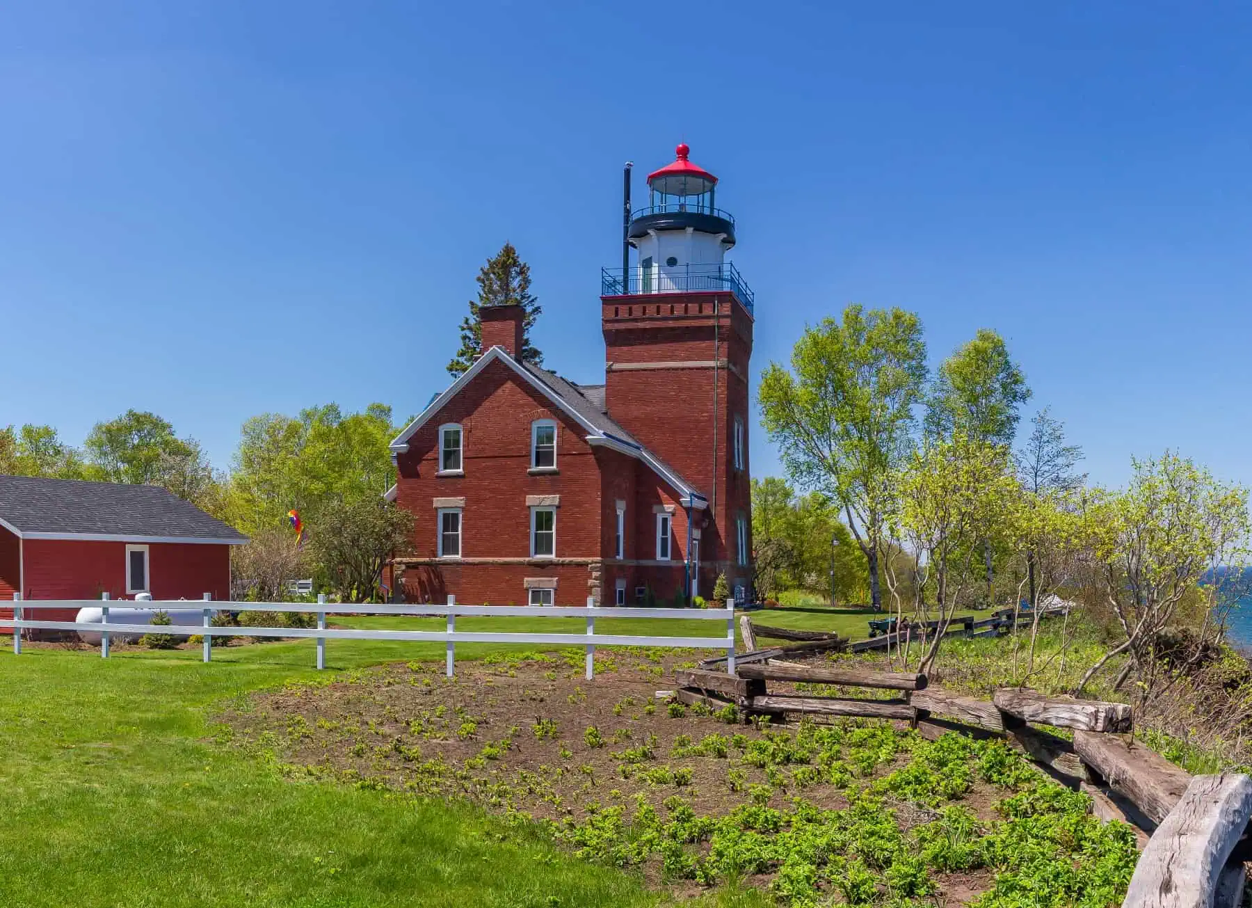 Big Bay Point Light Station on the Lake Superior shore in Marquette County, Michigan. Photo by rossograph, CC BY-SA 4.0.