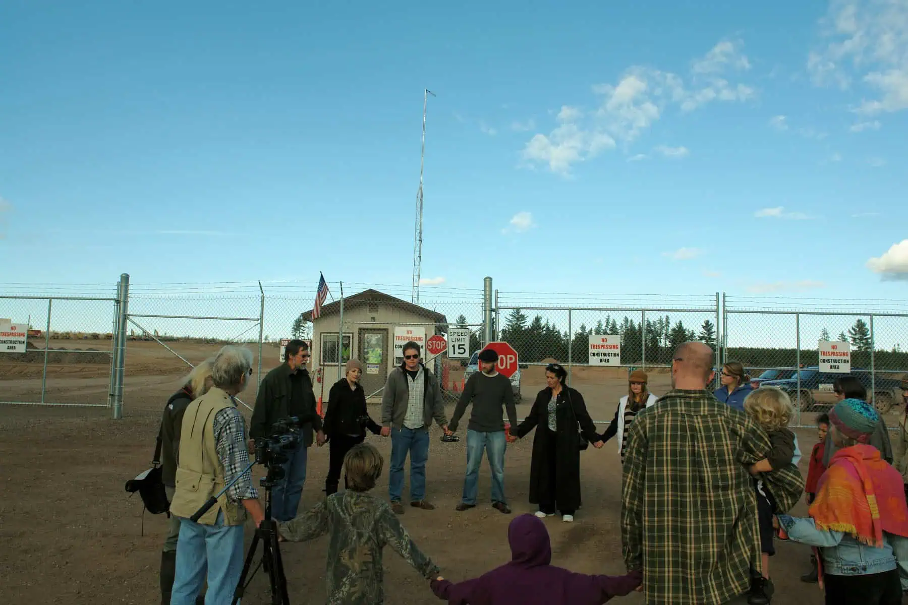 Opponents of the Kennecott Eagle Minerals mine gather in a circle at the mine entrance on the Yellow Dog Plains, October 15, 2010. Photo by Yoopernewsman, CC BY-SA 3.0.