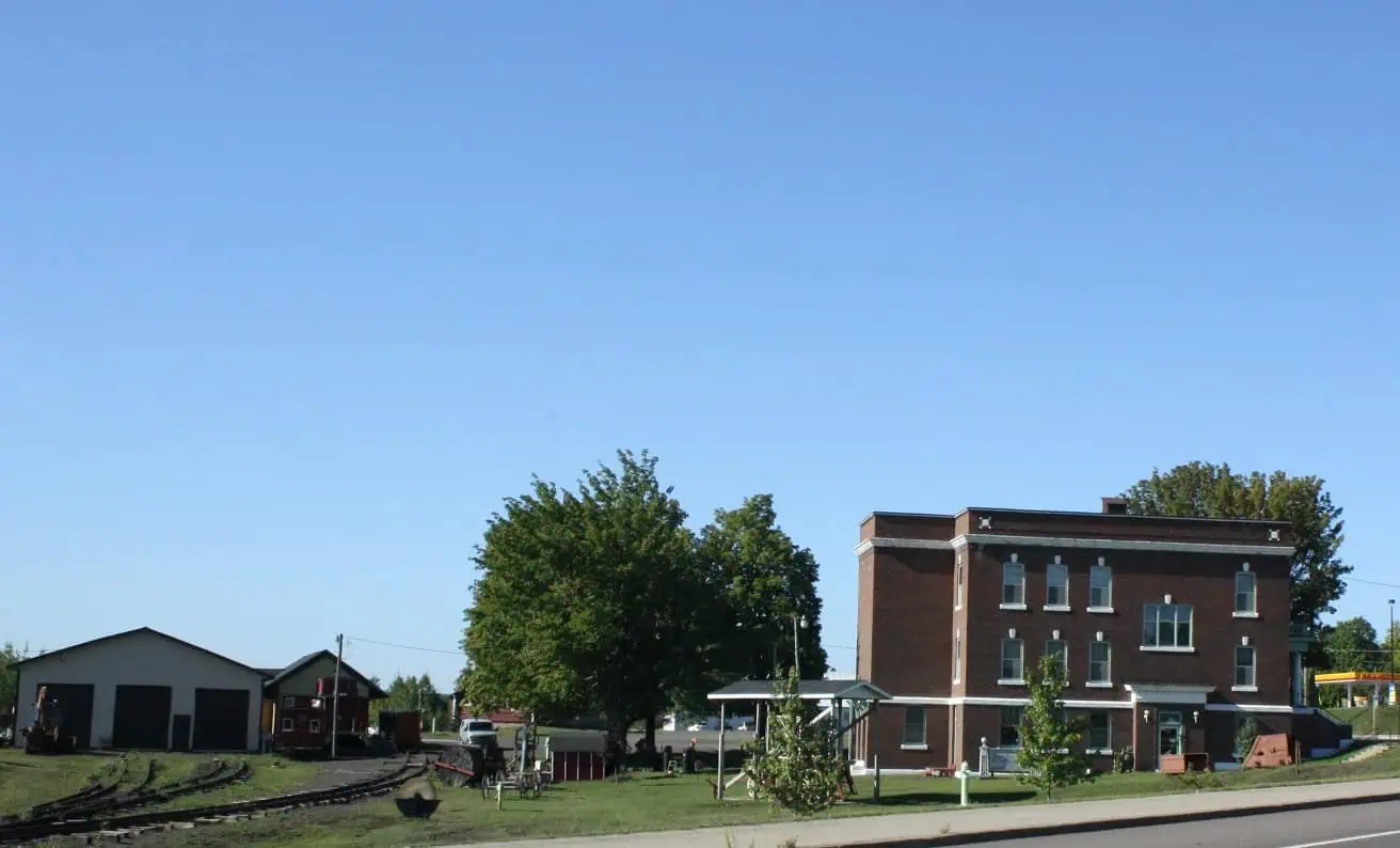 The Houghton County Historical Museum in Lake Linden with narrow-gauge track, an engine house and a caboose in front. Photo: Royalbroil, CC BY-SA 3.0.